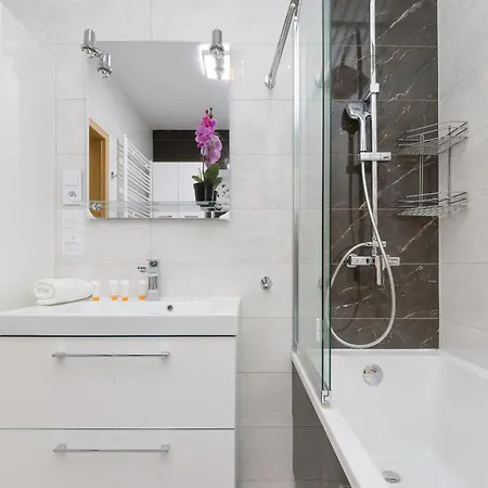 Modern With Parking & Near Manufaktura In By Renters Лодзь